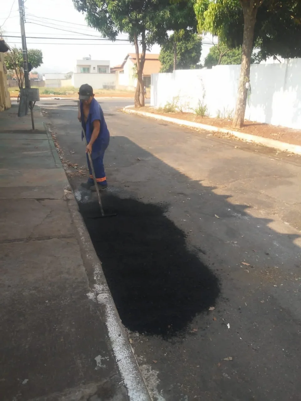 Seinfra atende bairros de Goiânia com a manutenção asfáltica, nesta terça-feira