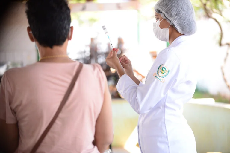 Vacinação para primeira dose anticovid volta na próxima quarta-feira, em Goiânia