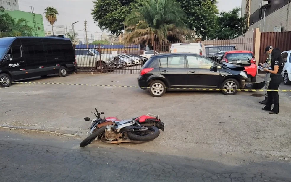 Motociclista morre após ser atingido por carro que seguia na contramão pela Av. 85, em Goiânia