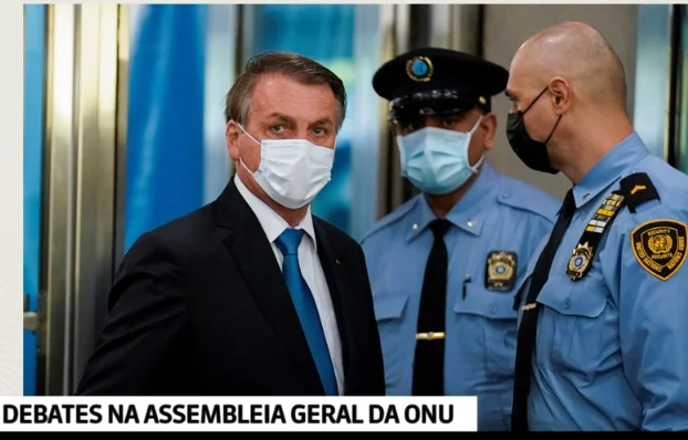 Bolsonaro chega à sede da ONU usando máscara; discurso será às 10 horas