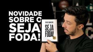 O autor do livro Seja Foda, Caio Carneiro, segurando a obra.