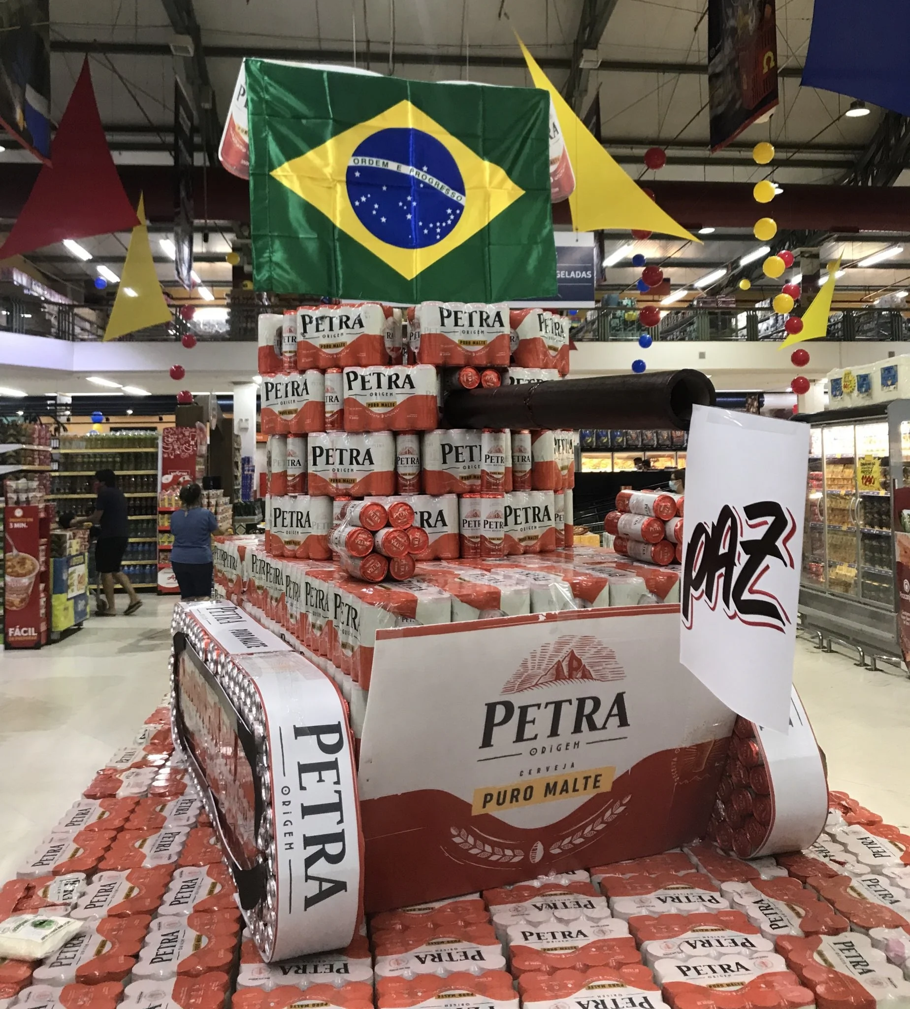 Desmontada exposição de cerveja em formato de tanque após repercussão nas redes sociais