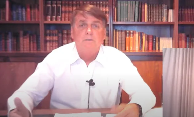 Bolsonaro insiste em discurso anti-vacina contra Covid-19 e live semanal vira palanque negacionista