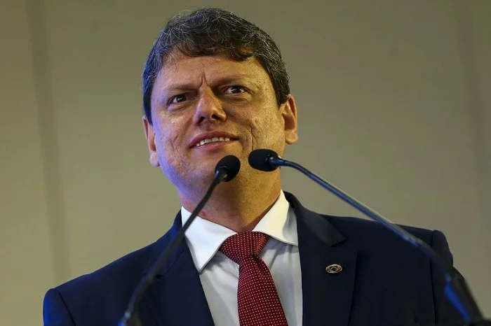 Tarcísio diz ter discordado de Bolsonaro sobre vacinação contra covid-19