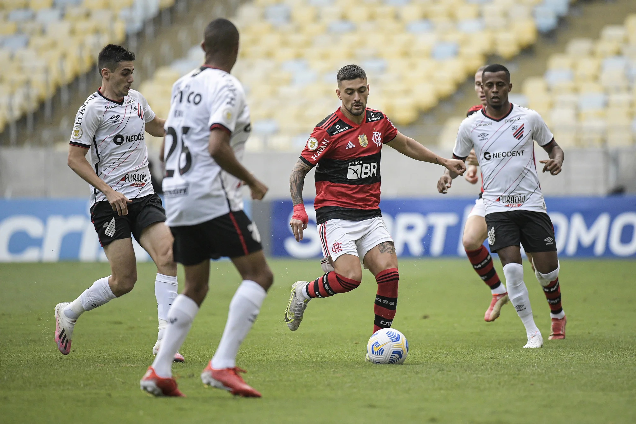 Flamengo atropela Athletico-PR no primeiro tempo e marca 3 a 0 no Maracanã