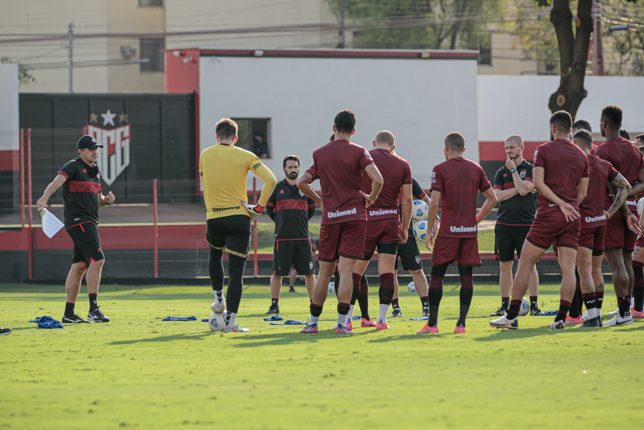 Com apoio da torcida, Atlético-GO encara Athletico-PR com novidade na lateral esquerda