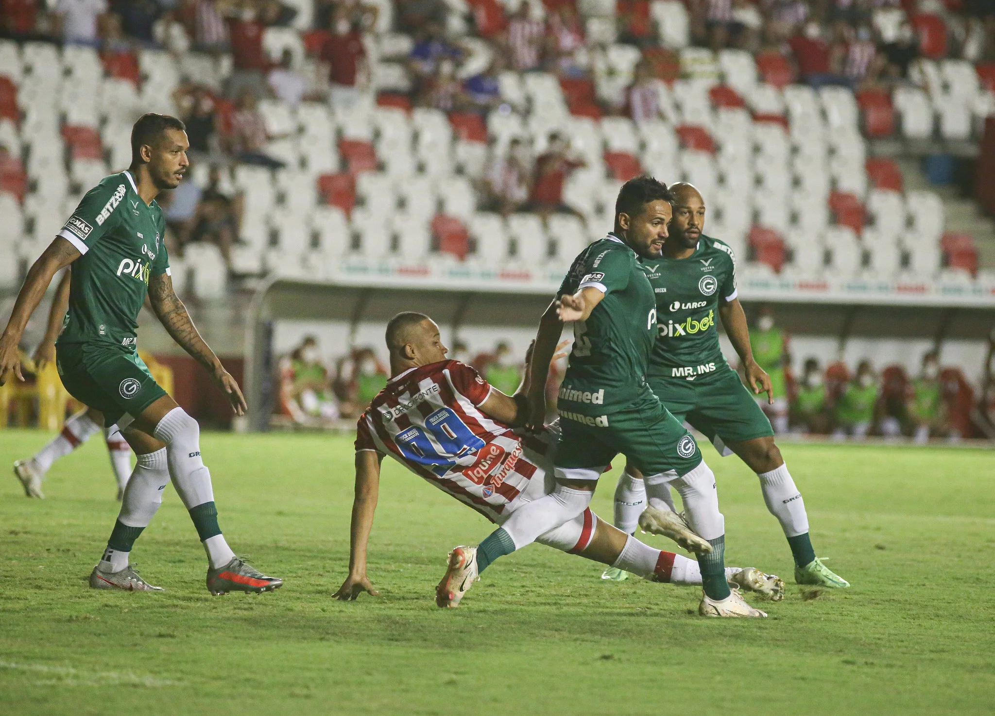 Náutico vence Goiás em jogo de cinco gols nos Aflitos