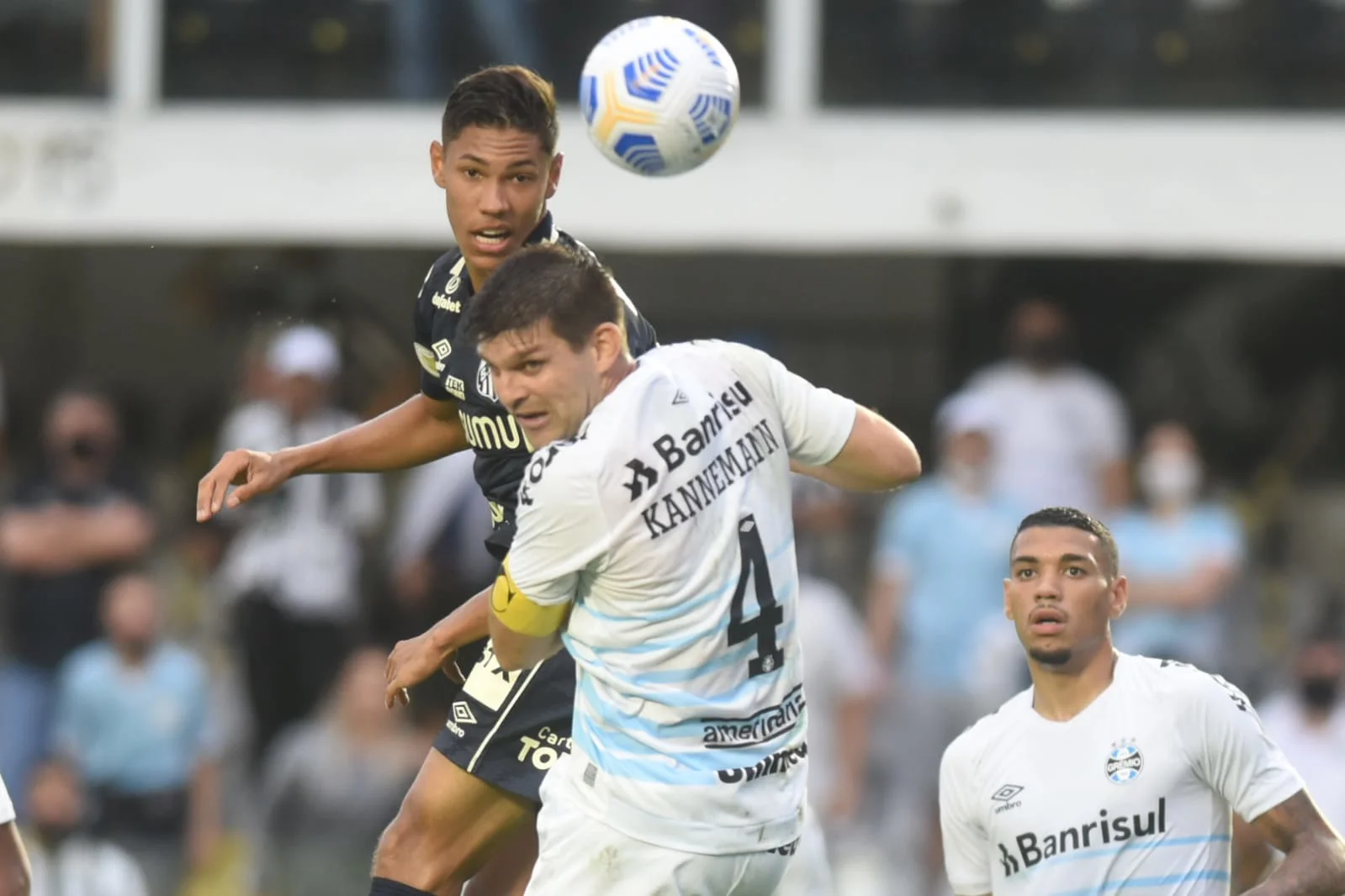 Com gol nos acréscimos, Santos supera o Grêmio e deixa a zona de rebaixamento