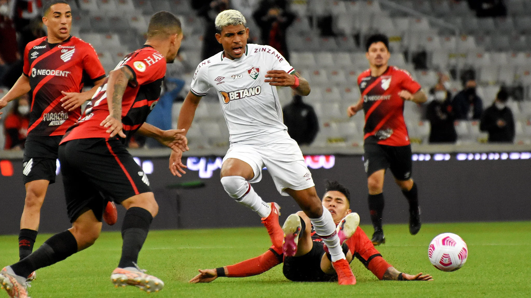 Fluminense vence confronto direto contra Athletico-PR e segue na briga pelo G-6