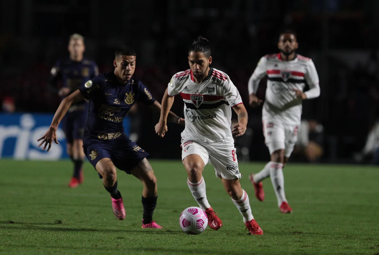 São Paulo vence Corinthians, encerra a série de empates e reage no Brasileirão