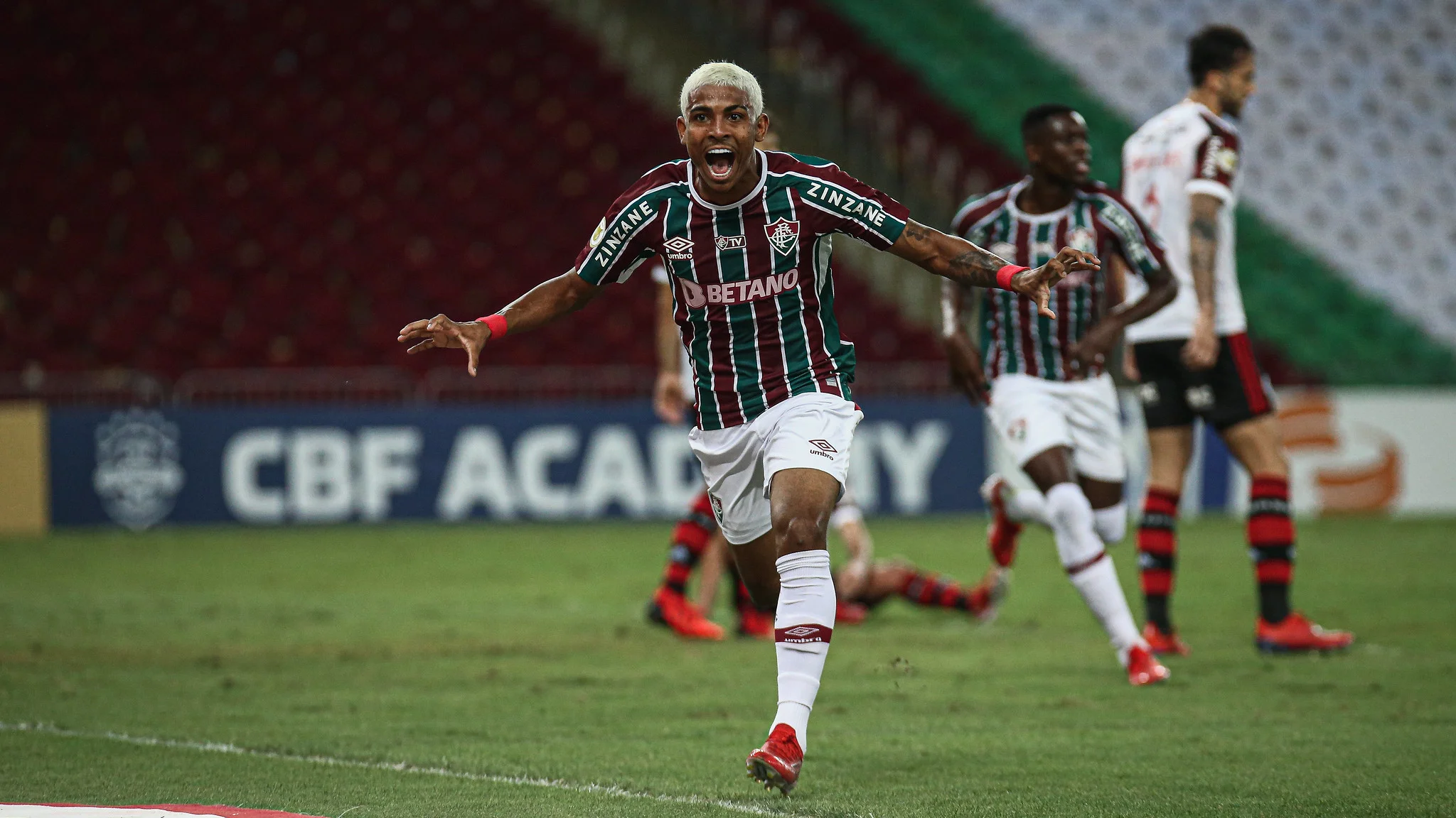 John Kennedy faz dois, Fluminense vence Flamengo pela 4ª vez no ano e cola no G-6