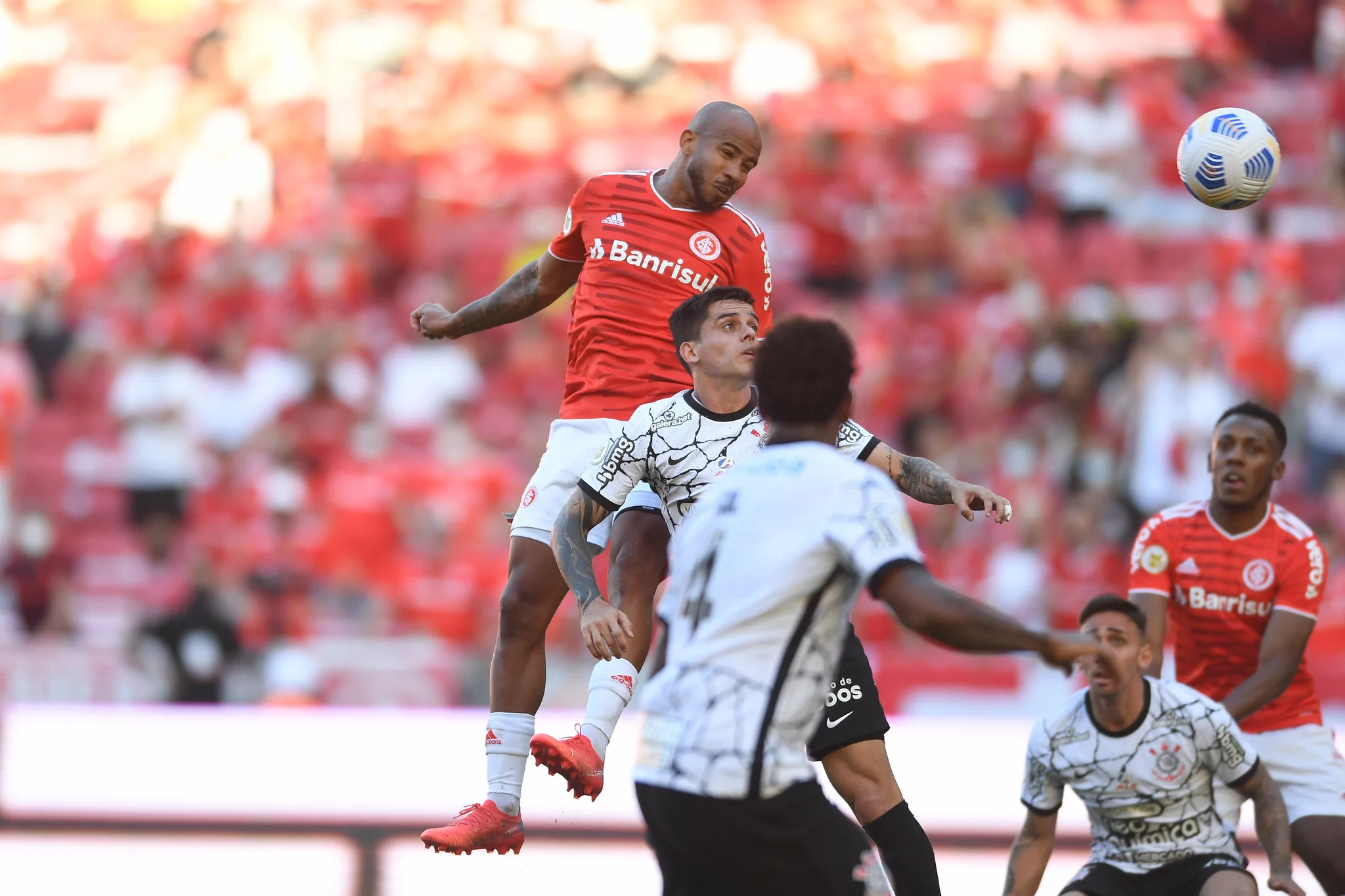 Corinthians consegue virada, cede empate ao Inter no fim e fica distante do G-4