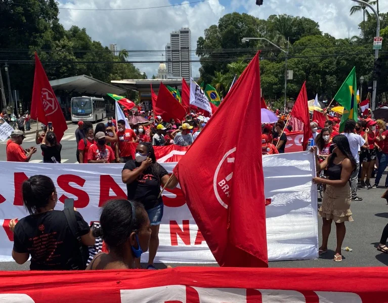 Atos contra o governo já reúnem manifestantes e assunto lidera no Twitter