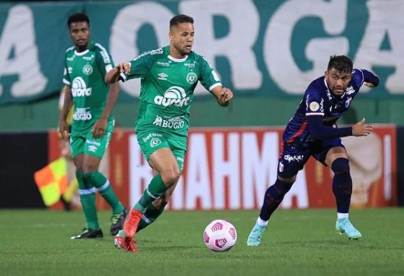 Com fim de jogo polêmico e decidido pelo VAR, Fortaleza bate Chapecoense fora