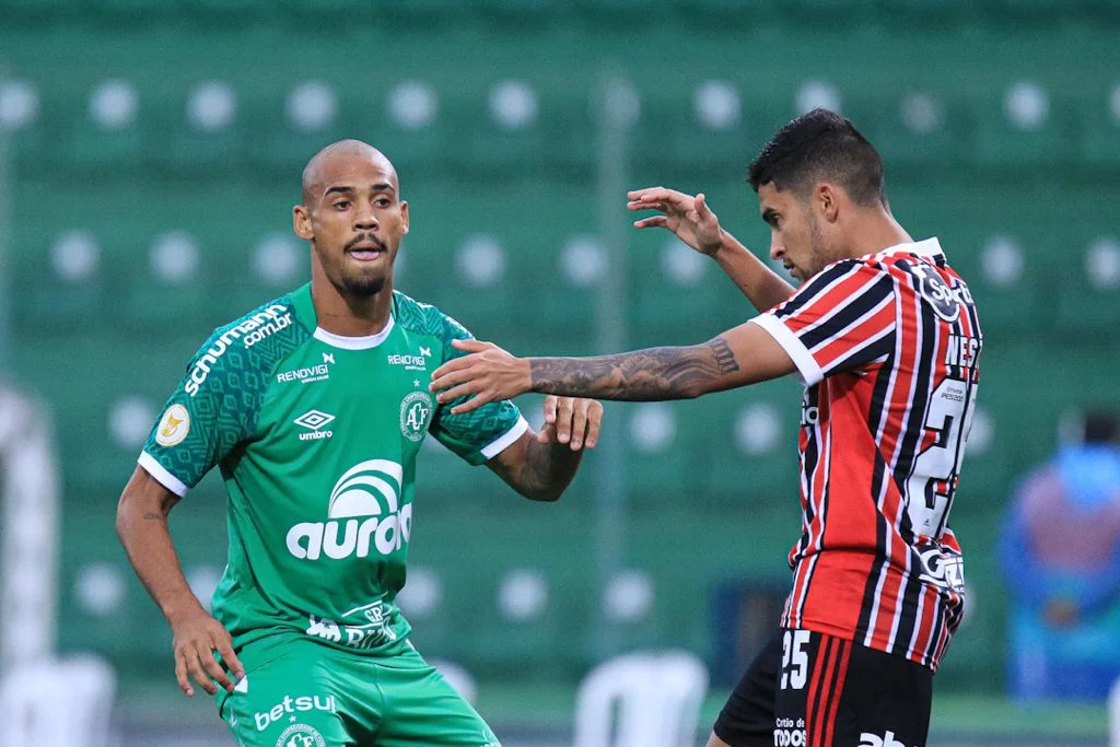 São Paulo desperdiça chances, empata com Chapecoense e amarga 3º jogo sem vencer