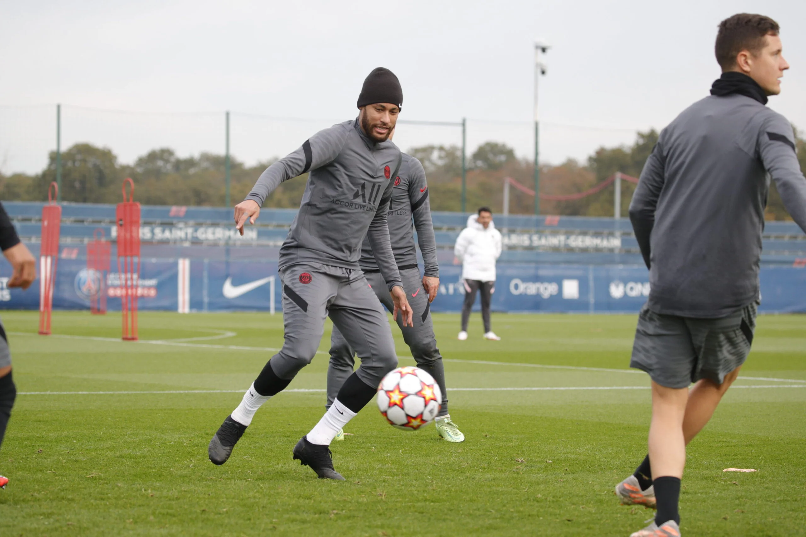 Com dores musculares, Neymar desfalca PSG contra RB Leipzig na Liga dos Campeões