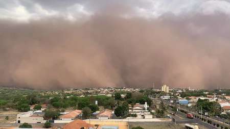 Tempestade de poeira encobre cidades em SP e MS