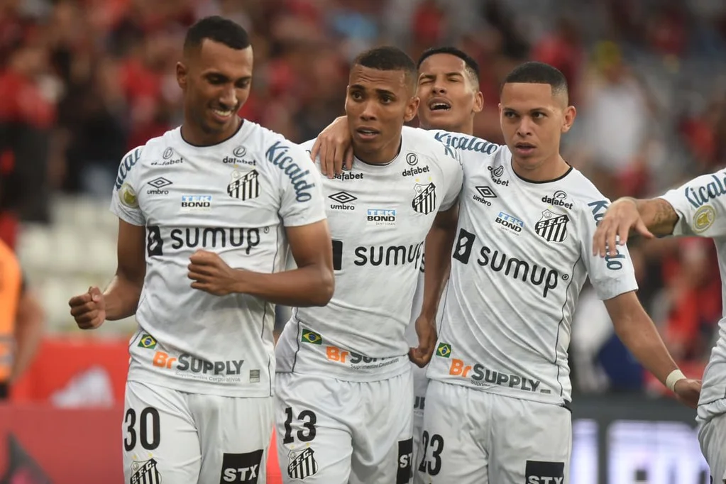 Santos segura pressão, vence Athletico-PR por 1 a 0 fora e respira no Brasileirão