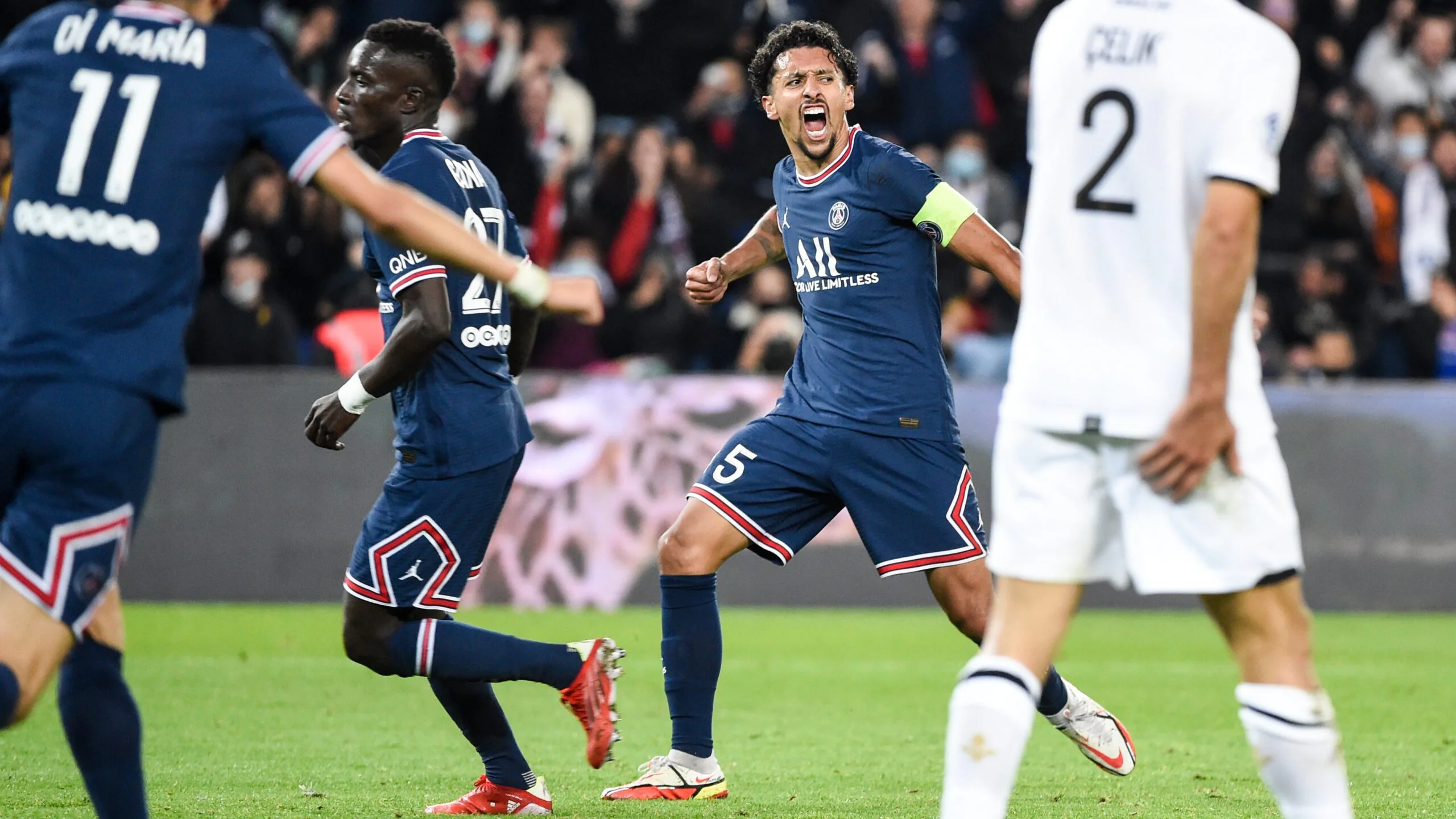 PSG sofre, mas obtém virada no final e se consolida na liderança do Francês