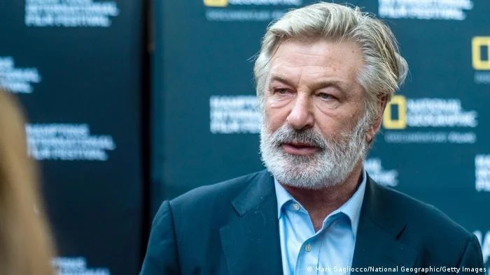 Diretora morre após Alec Baldwin disparar arma de fogo em set de filmagem