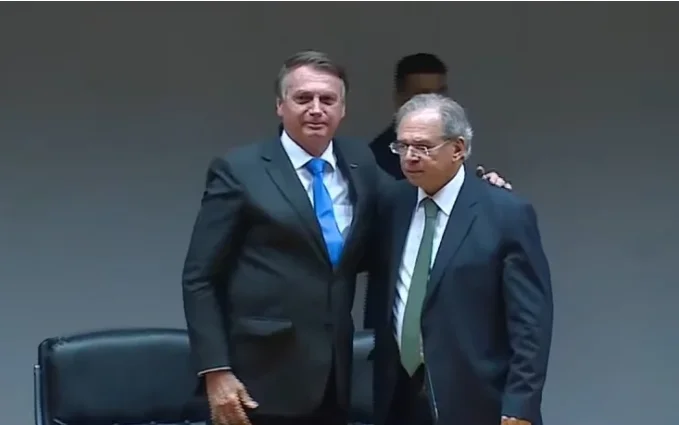 Bolsonaro defende auxílio a caminhoneiro e fala em novo reajuste de combustível