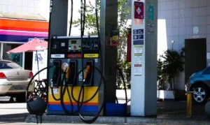 São Paulo - Posto de gasolina em Pinheiros.