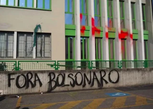 Manifestantes picham prefeitura de cidade italiana que homenageará Bolsonaro