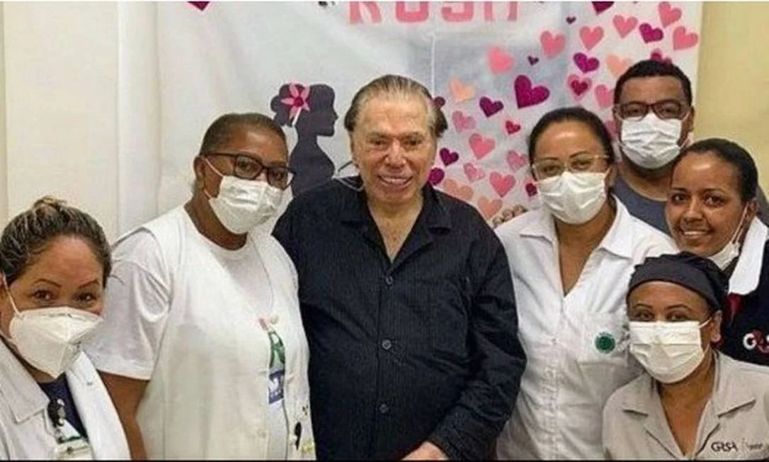 Silvio Santos é vacinado com a terceira dose da vacina contra a covid-19