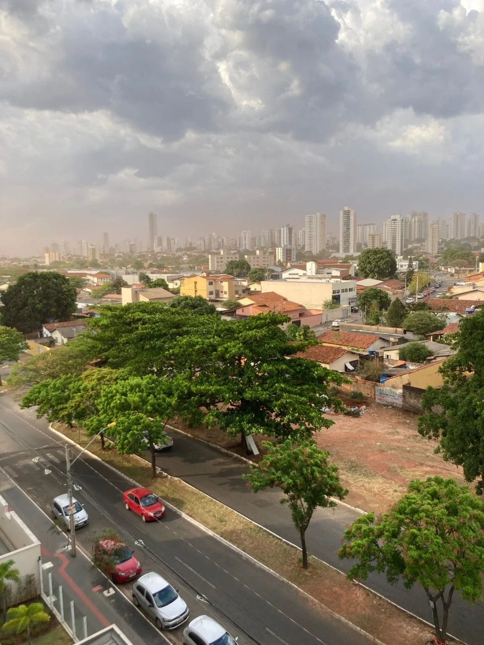 Ventania em Goiânia chega a quase 100km/h e provoca estragos