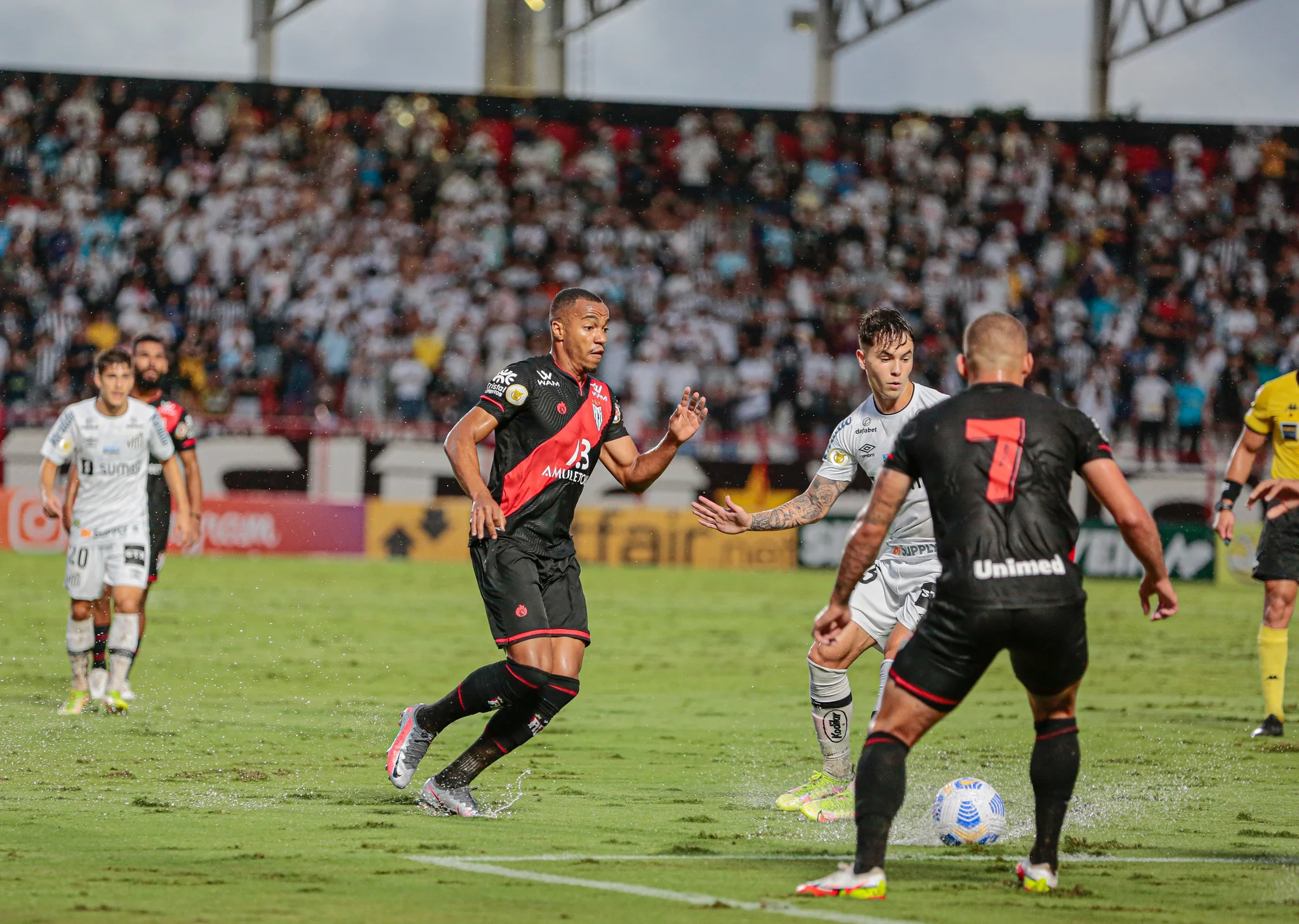 Atlético-GO empata com Santos e segue em situação perigosa na tabela da Série A