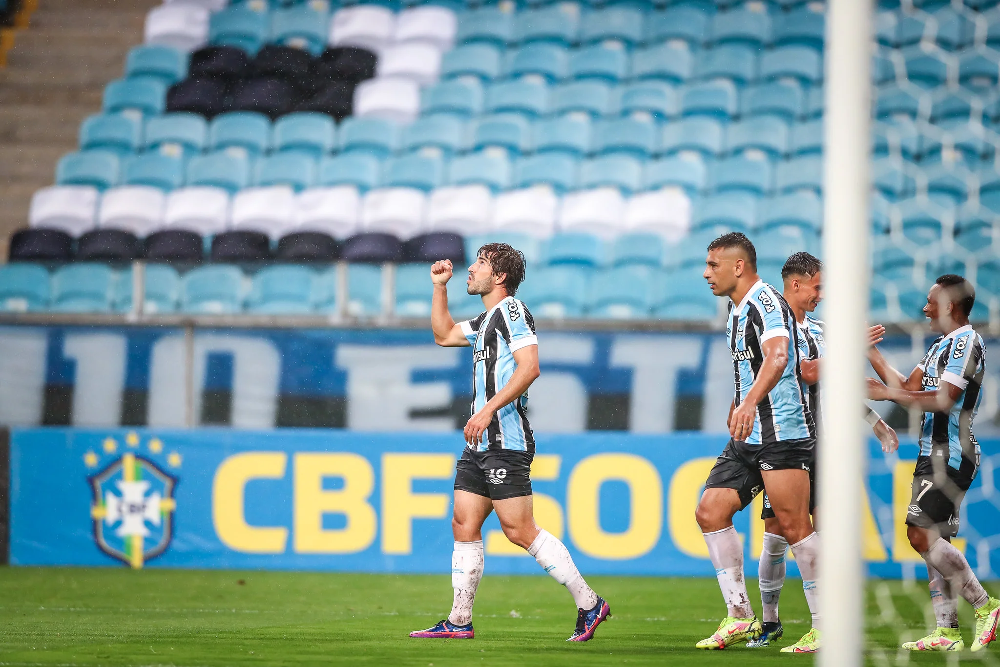 Grêmio derrota Red Bull Bragantino, respira e segue vivo contra o rebaixamento