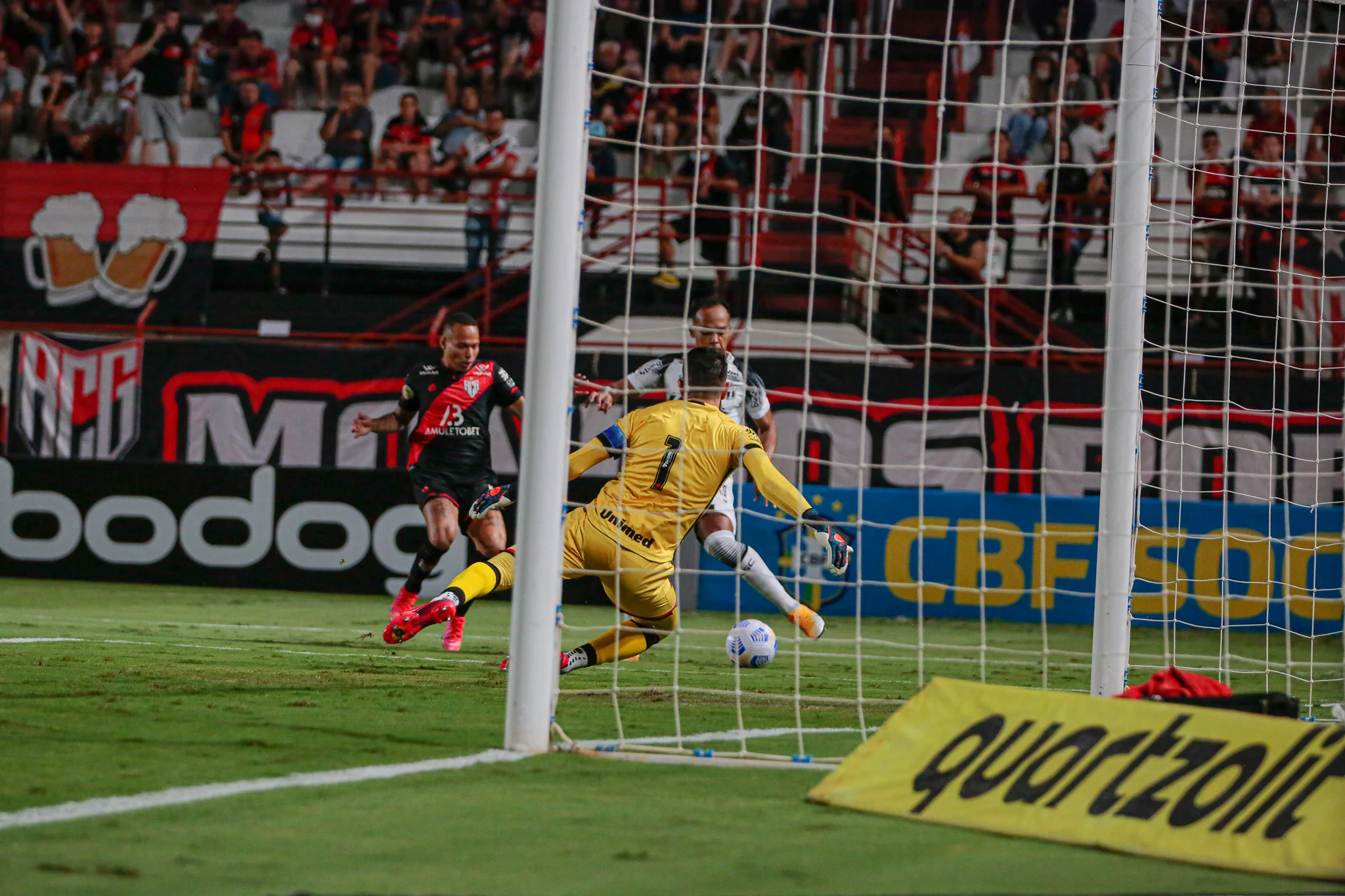 Atlético-GO tropeça no Accioly com Ceará e segue próxima da zona do rebaixamento para Série B