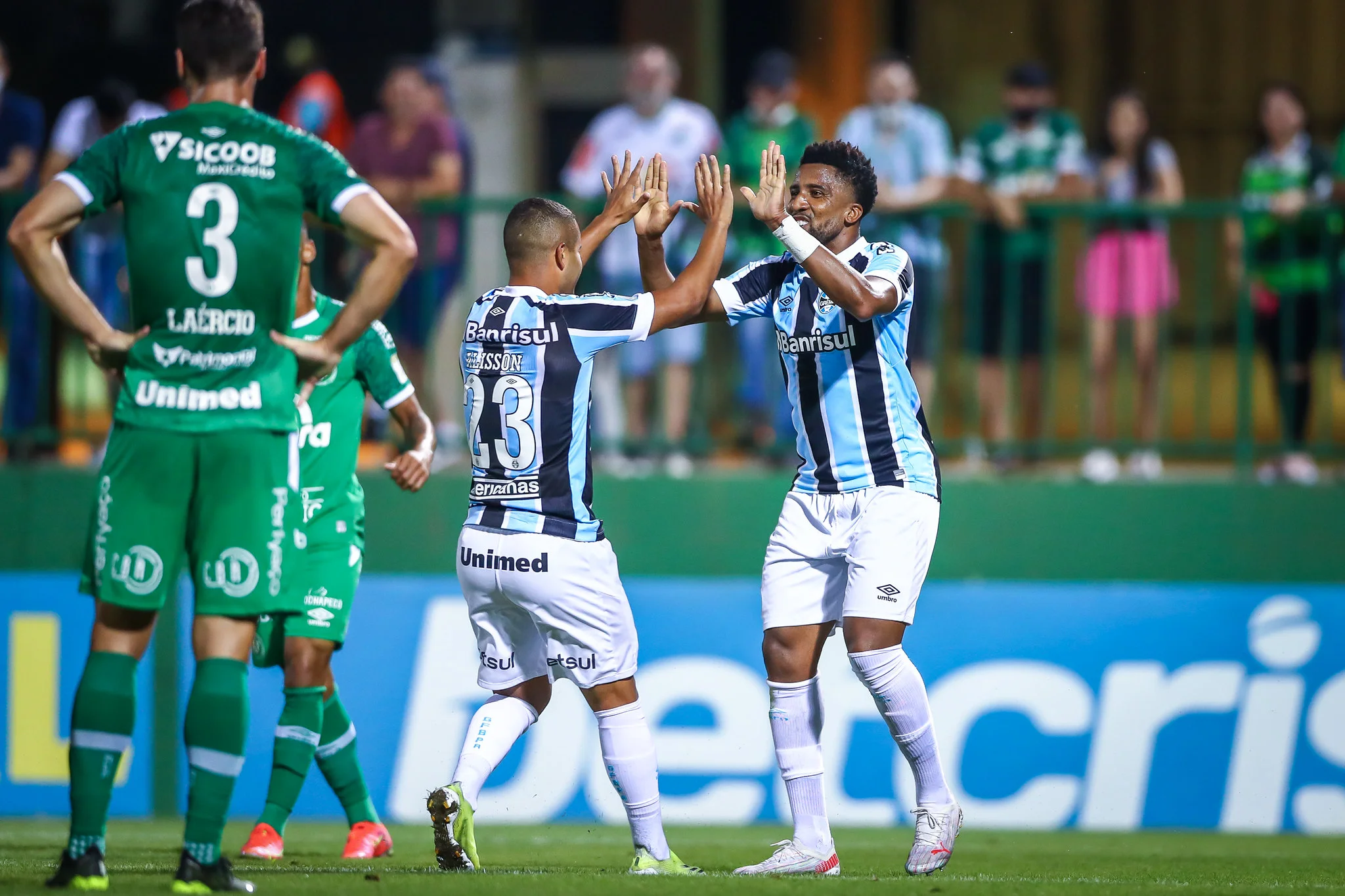 Grêmio derrota Chapecoense, vence segunda consecutiva e segue vivo no Brasileirão