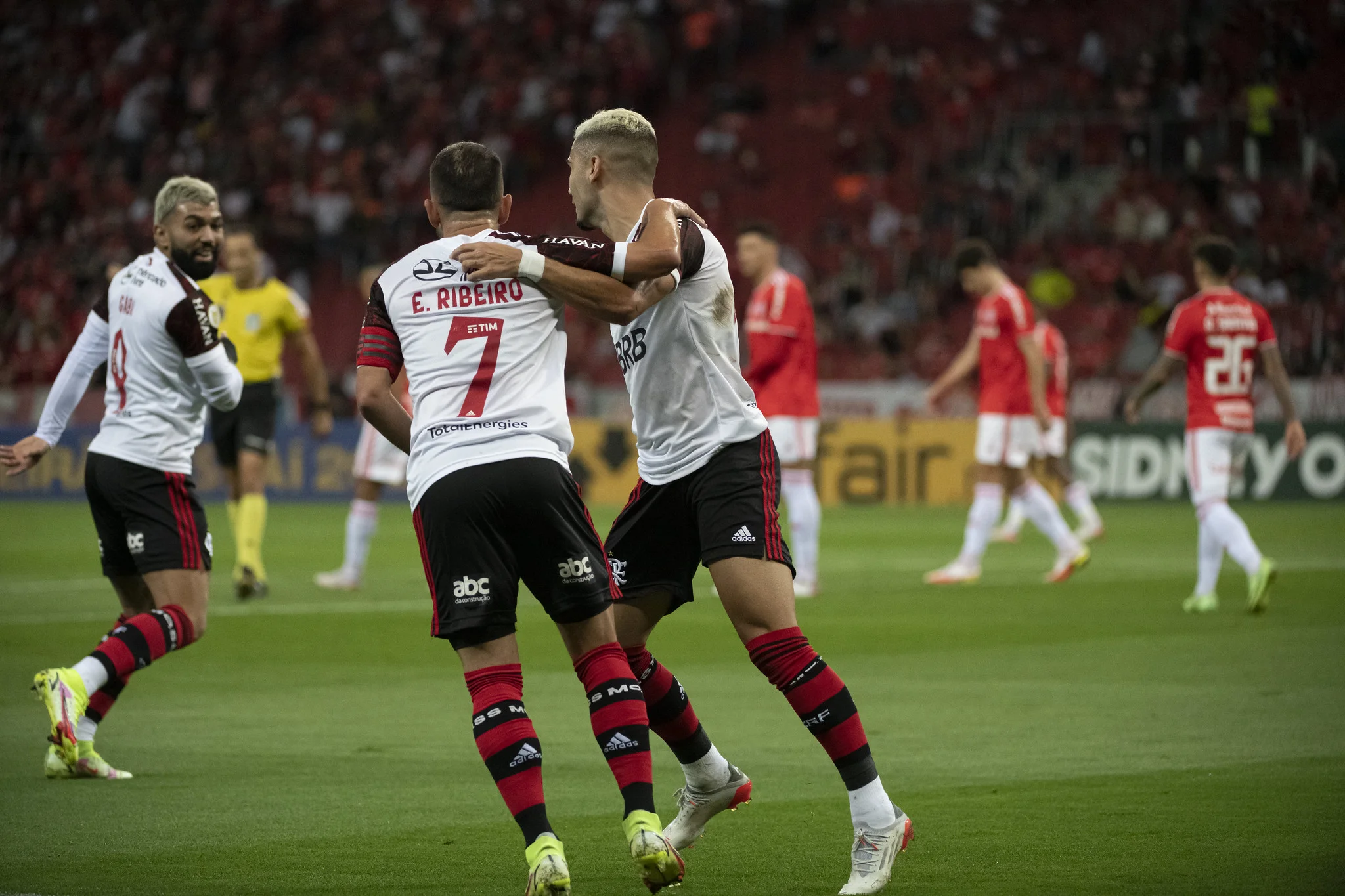 Flamengo bate Inter, adia título do Atlético-MG e mostra força para Libertadores