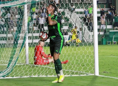 Após início desastroso, Goiás se recupera e empata com a Ponte Preta na Serrinha