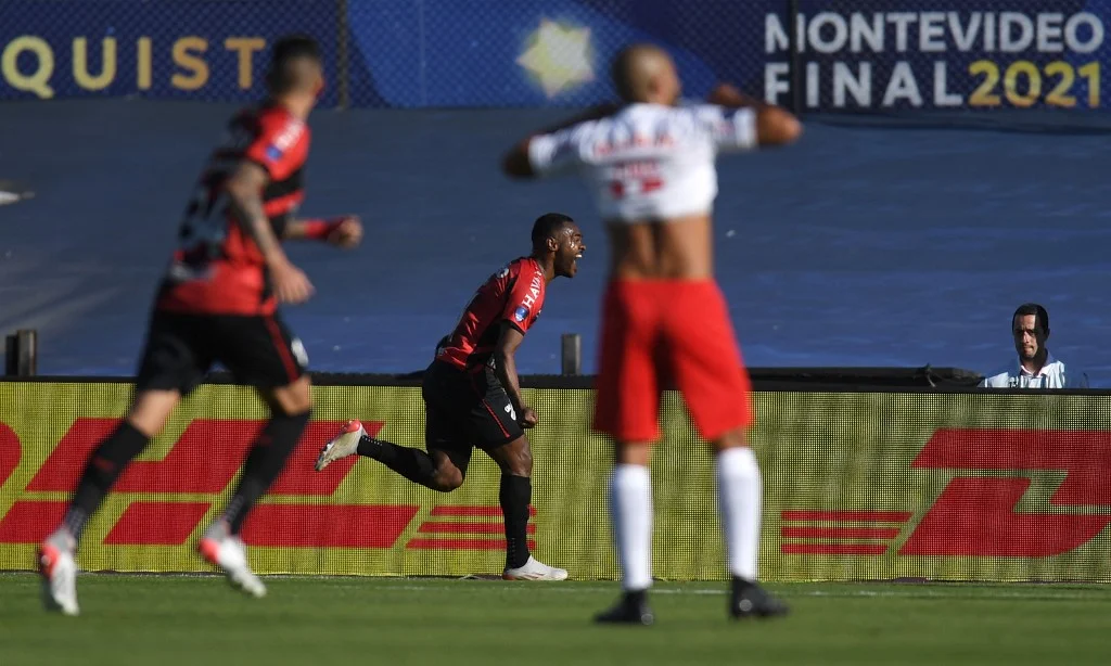 Athletico bate Red Bull Bragantino com ‘decisivo’ Nikão e é bi da Sul-Americana