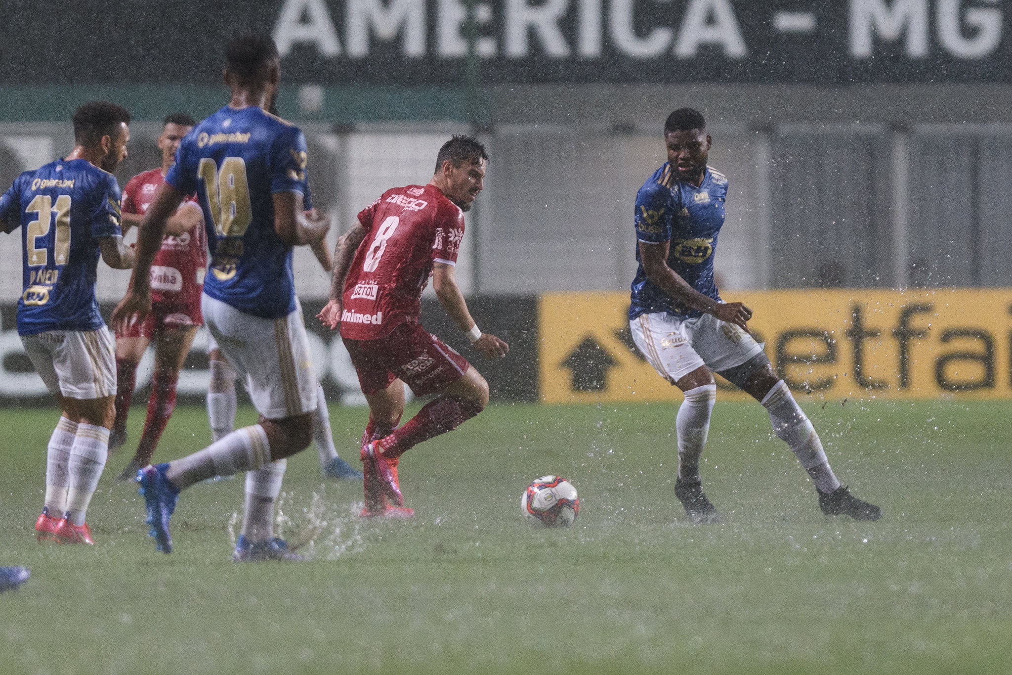 Cruzeiro e Vila Nova empatam confronto em jogo com muita chuva em Belo Horizonte