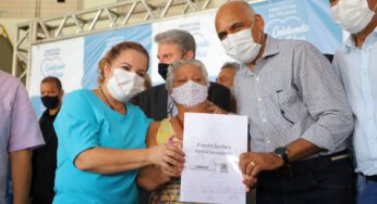 Prefeitura de Goiânia entrega 400 escrituras a moradores de 15 bairros