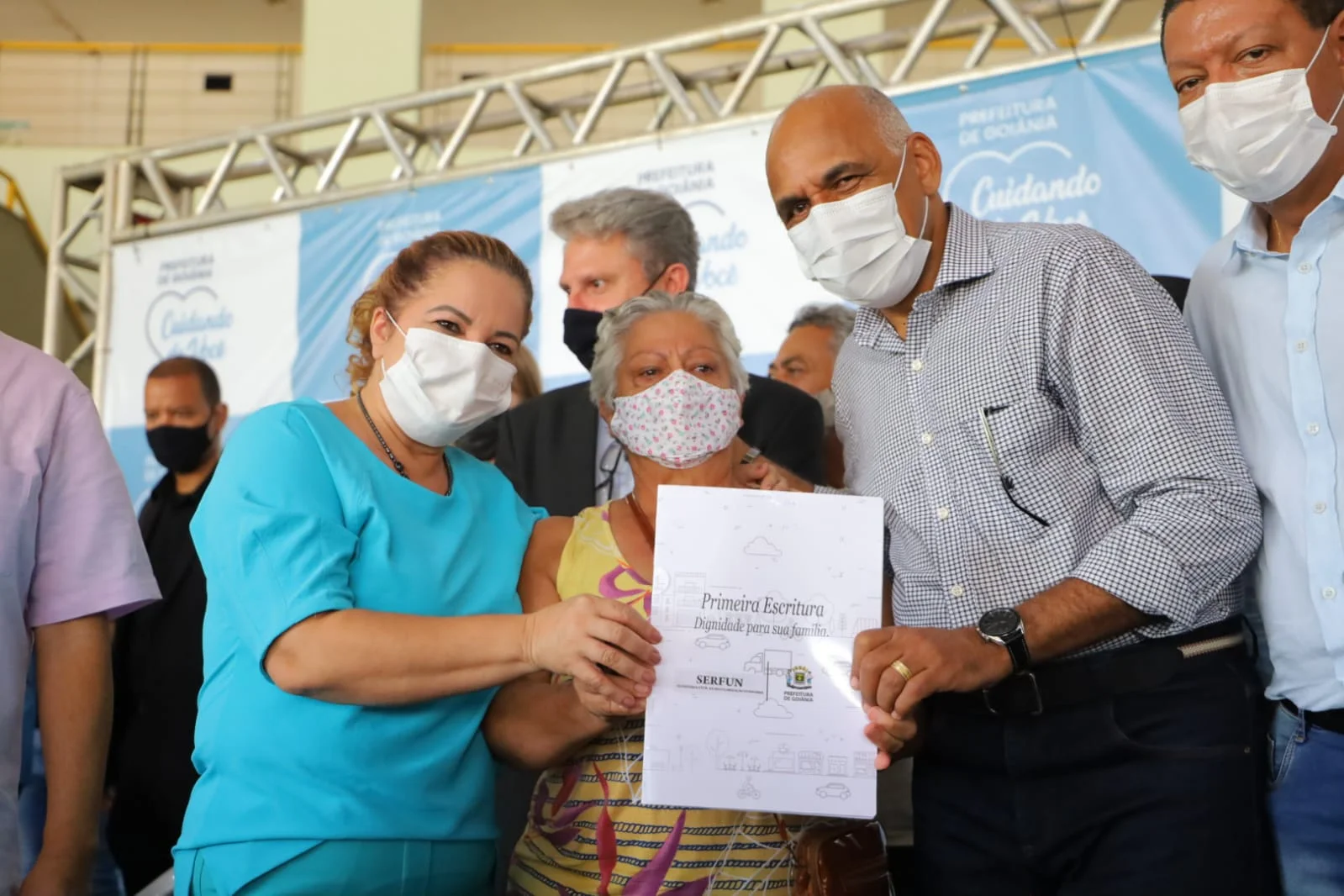 Prefeitura de Goiânia entrega 400 escrituras a moradores de 15 bairros