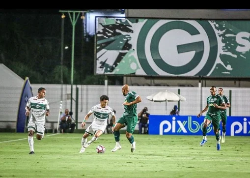 Com apoio do torcedor na Serrinha, Goiás vence Coritiba e volta ao G-4 da Série B