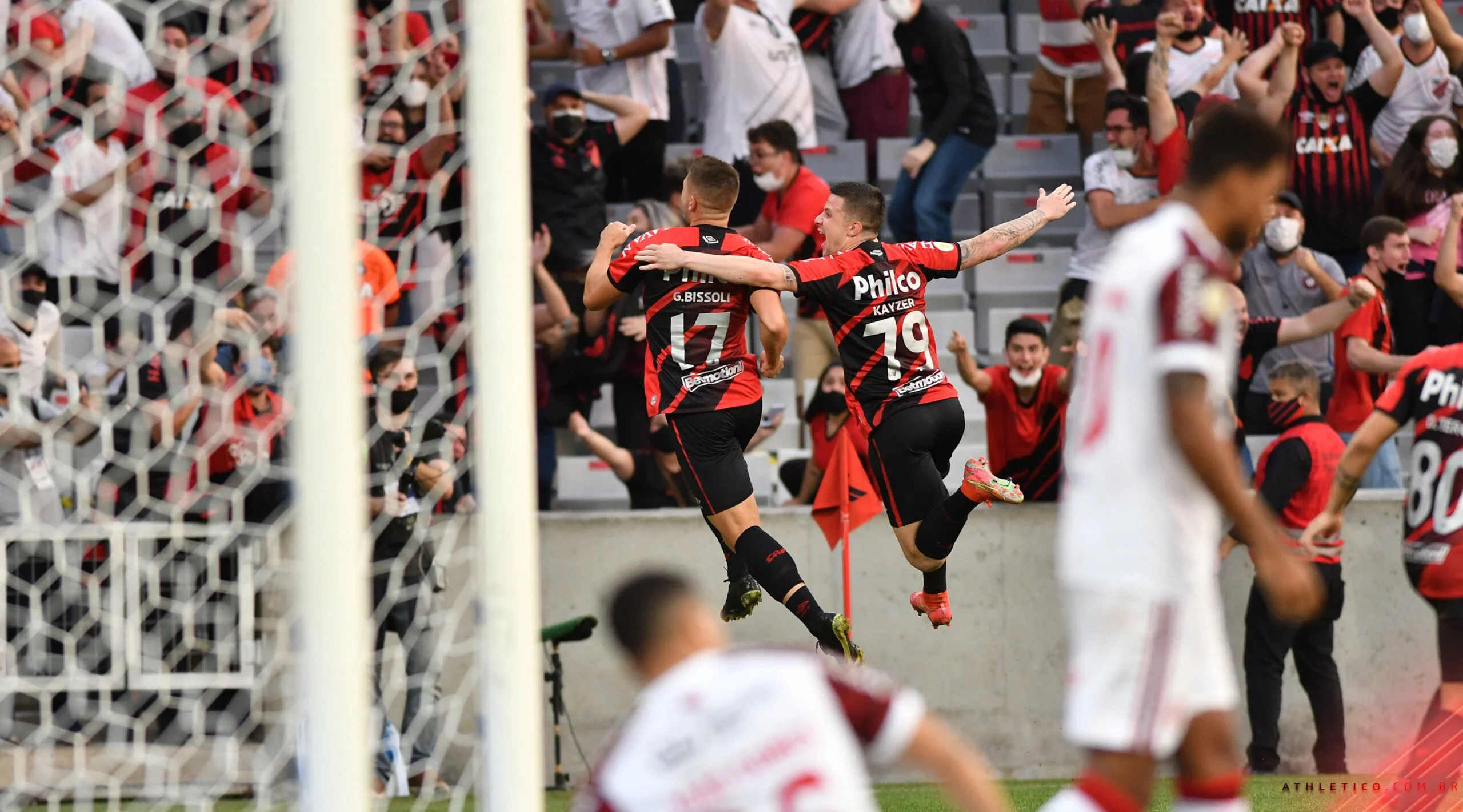 Athletico-PR marca nos acréscimos e empata jogo contra o Flamengo