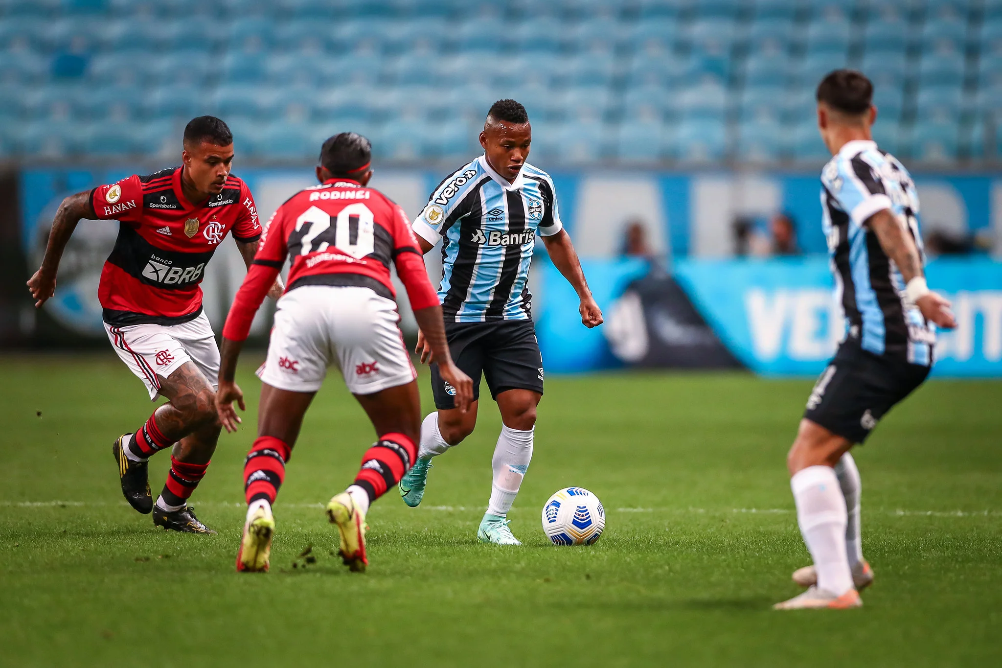 Grêmio e Flamengo empatam e complicam seus objetivos no Brasileirão