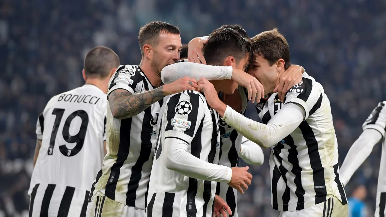 Juventus e Bayern vencem e se classificam; CR7 faz 2, e Manchester empata no fim