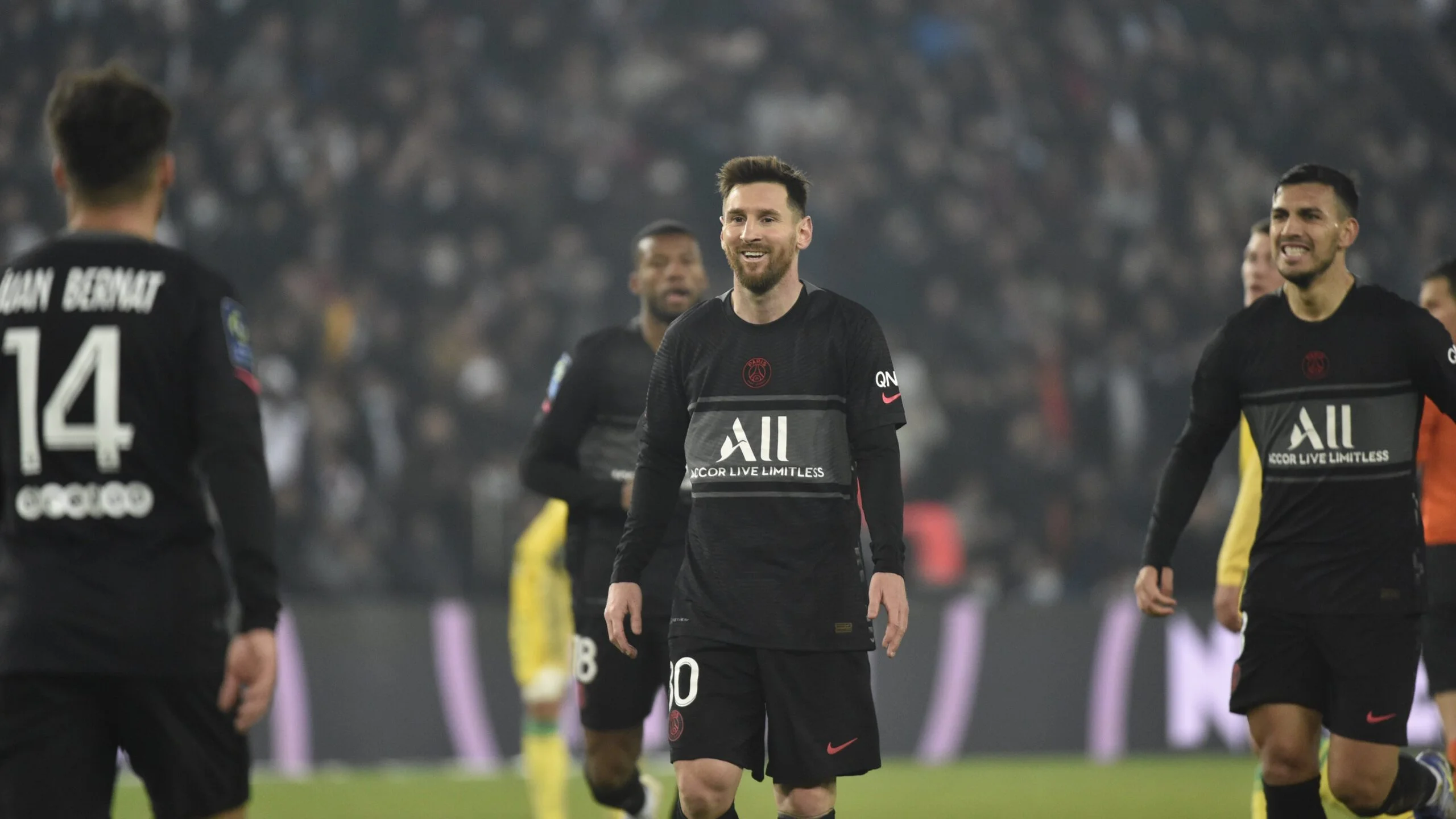 Navas é expulso, Messi desequilibra e PSG vence Nantes no Campeonato Francês