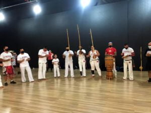 Grupo de capoeira se apresentando no shopping cerrado