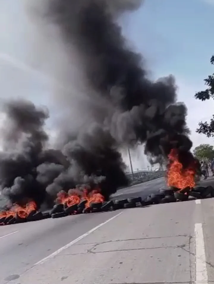 Motoristas de aplicativo bloqueiam trecho da BR-153 contra os preços dos combustíveis