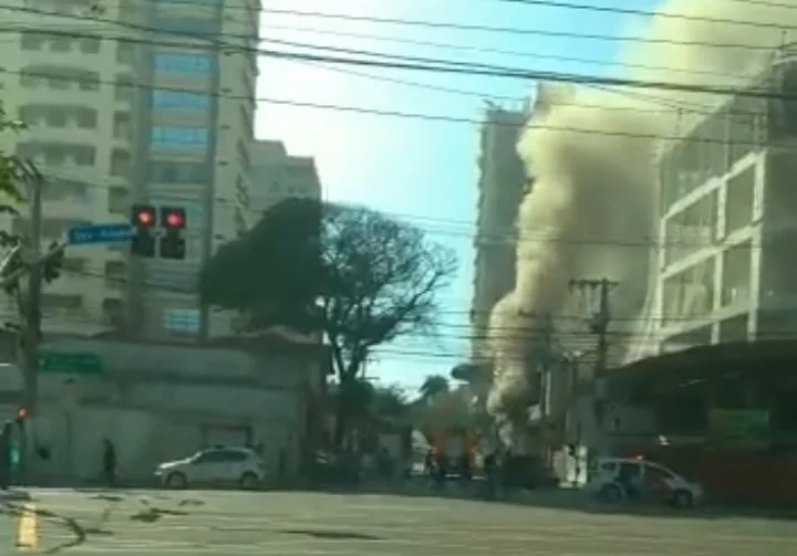 Incêndio em prédio comercial, na zona sul de São Paulo, mobiliza 14 viaturas