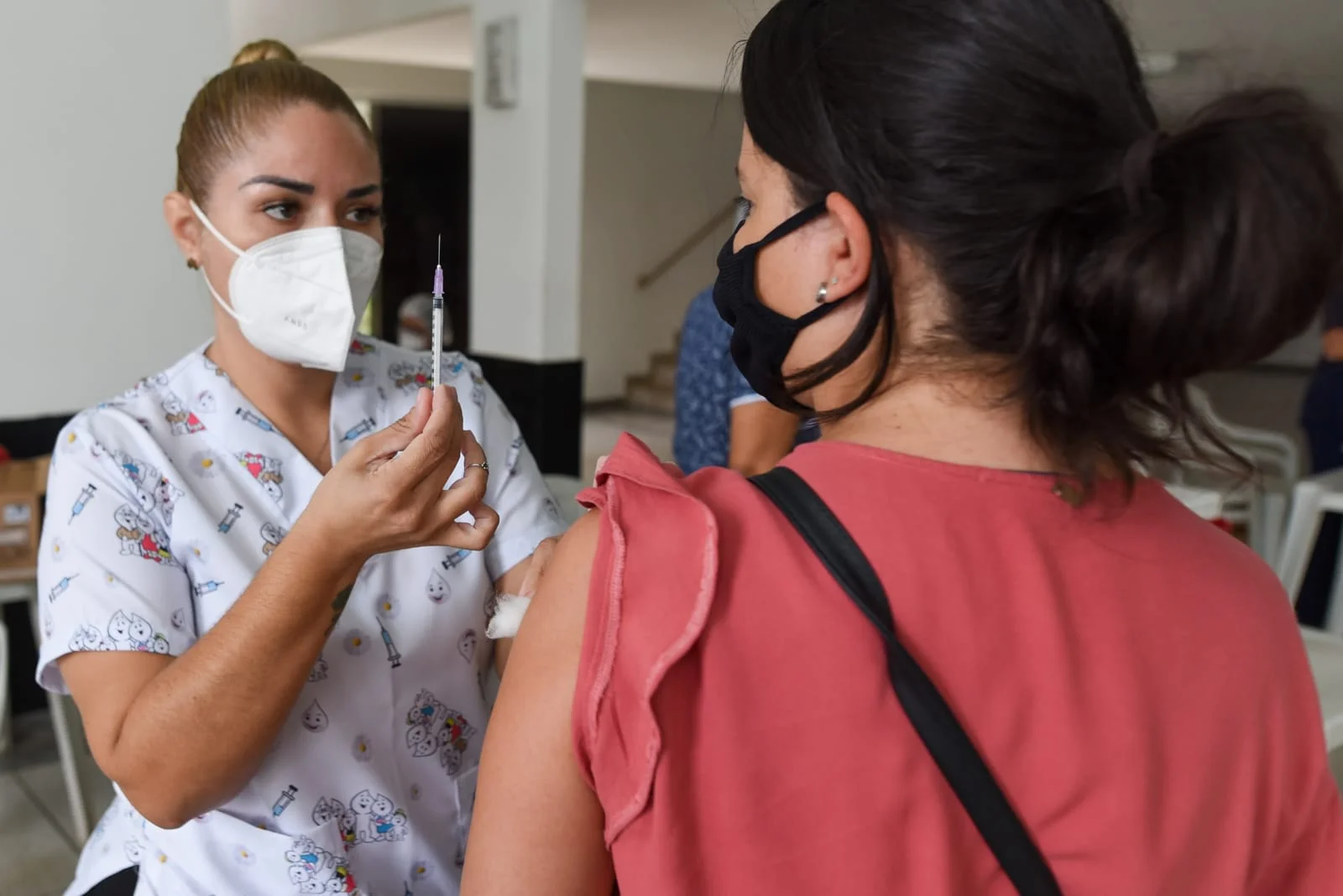 Ação oferece atendimentos às mulheres, vacina anticovid, H1N1 e HPV, em Goiânia