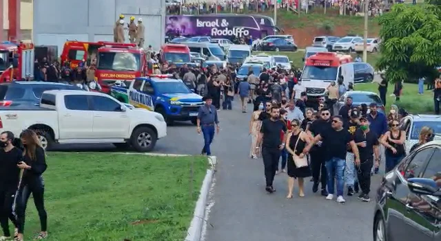 Após velório, começa cortejo de Marília Mendonça em Goiânia