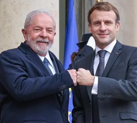 Lula se encontra com o presidente da França no Palácio do Eliseu